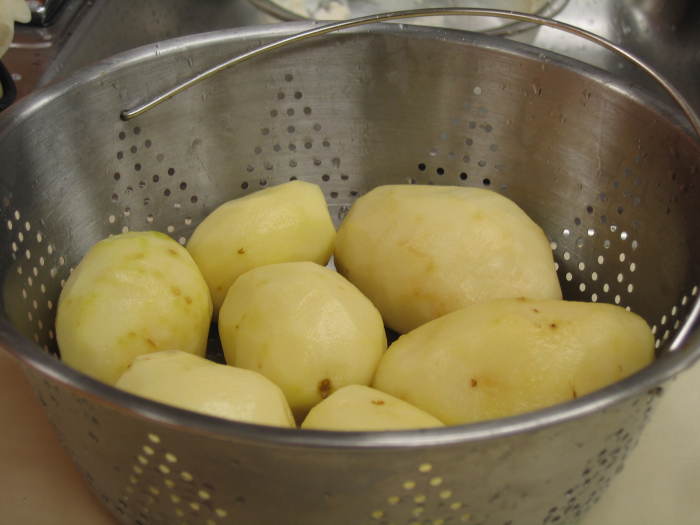Patulina występuje w zielonych ziemniakach i obitych owocach