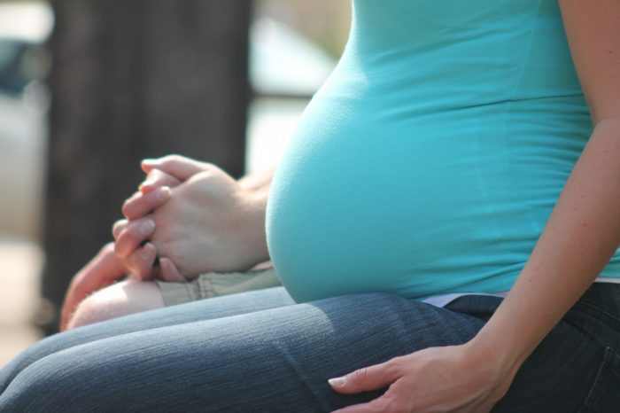 Brzuszek w ciąży zaczyna rosnąć i po jakimś czasie staje się na tyle widoczny, iż ciężko nie zorientować się, że to ciąża.
